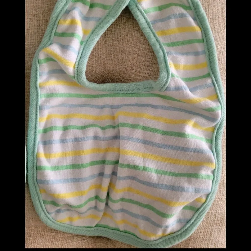 Gender Neutral Baby Keep Tidy 3-piece Set, 2 Bibs & 1 Receiving blanket